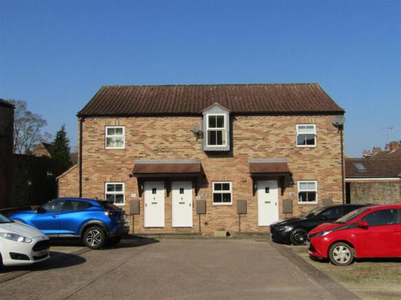 2 bed property, in Fountain Court Mews, £155,000