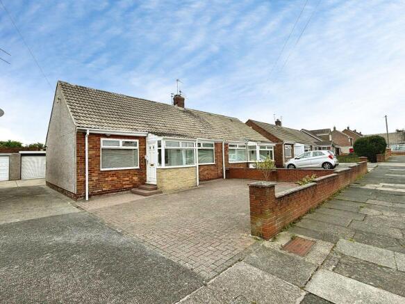 2 bed property, in Langley Avenue, £180,000