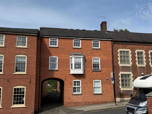 2 bed property, in Old Street, £140,000