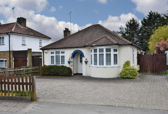 2 bed property, in Horseshoe Lane, £500,000