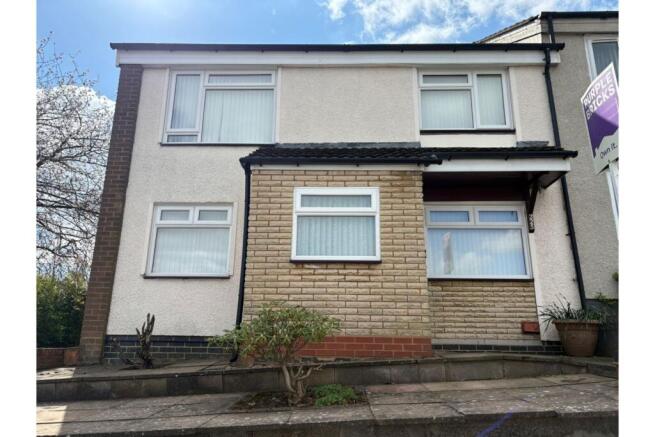 3 bed property, in The Roundabout, £195,000