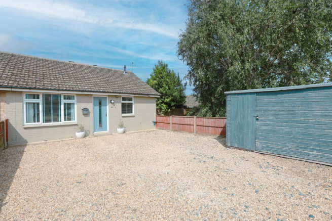 2 bed property, in Shaw Avenue, £220,000
