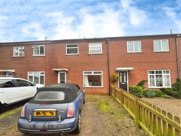 2 bed property, in Main Street, £165,000