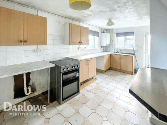 2 bed property, in Ash Crescent, £70,000