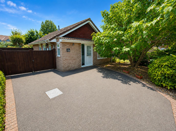 2 bed property, in Falcon Close, £430,000