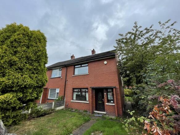 2 bed property, in Lakeside Avenue, £150,000