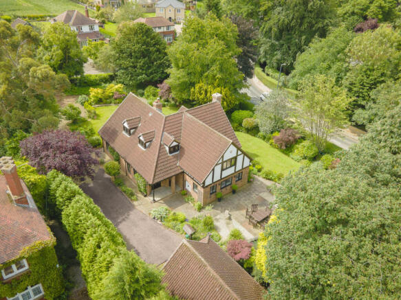 4 bed property, in Woodside Long Lane, £875,000