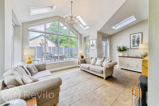 7 bed property, in Woodgate Avenue, £585,000