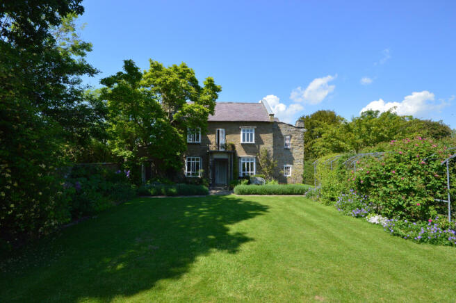 4 bed property, in Byecroft, £825,000