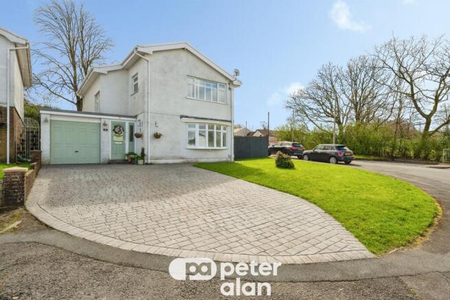 4 bed property, in The Hollins, £290,000