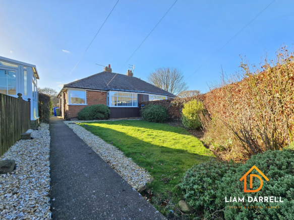 2 bed property, in Scholes Park Cliff, £220,000