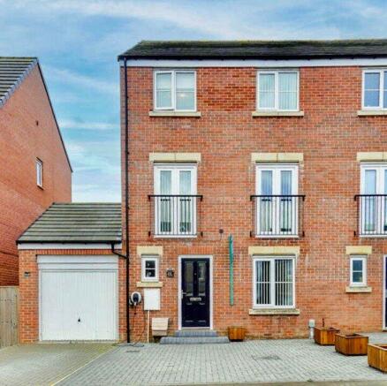 3 bed property, in Parsley Close, £200,000