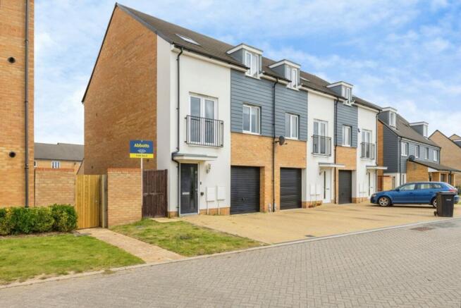 4 bed property, in Jutland Rise, £300,000