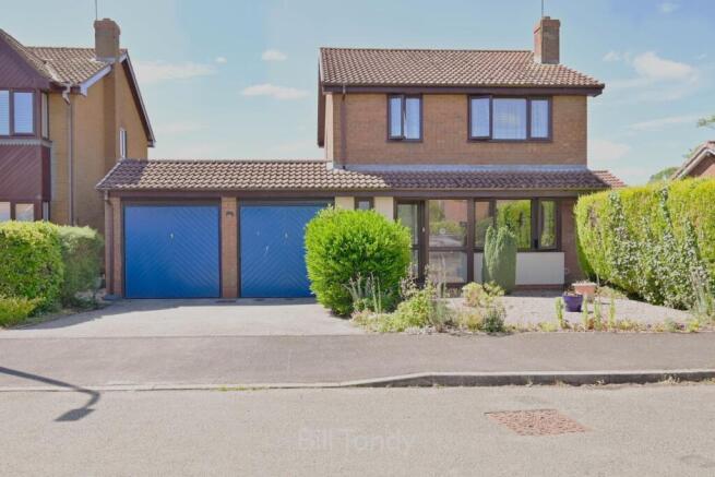 4 bed property, in Oaklands Close, £400,000
