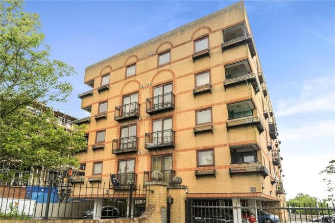 2 bed property, in Chiltern House, £170,000