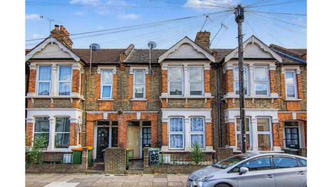 1 bed property, in First Floor Flat, £225,000