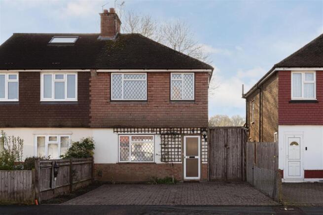 3 bed property, in Hanworth Road, £450,000
