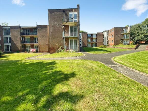 2 bed property, in Hill View Court, £70,000