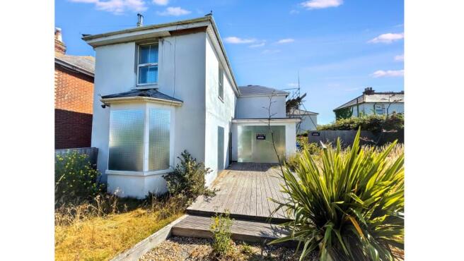 2 bed property, in 28 Newport Road, £135,000