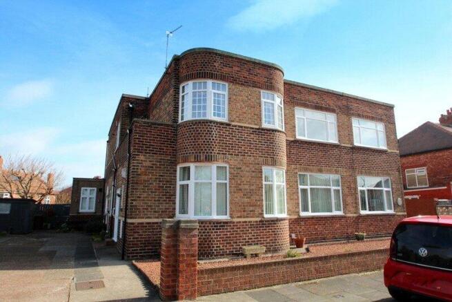 2 bed property, in Thornleigh House, £220,000