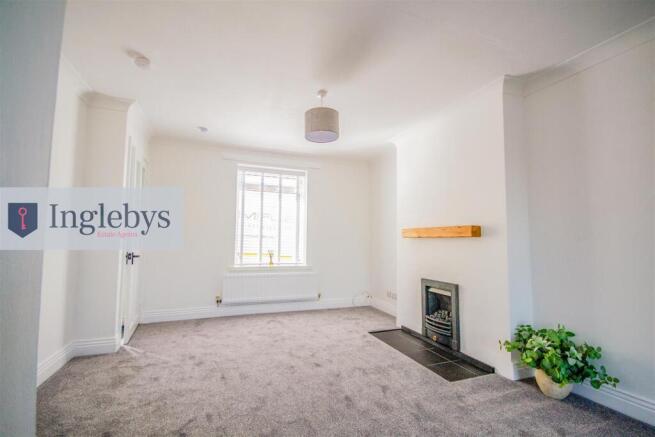 2 bed property, in High Street, £109,500