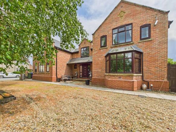 4 bed property, in Mereside, £549,950
