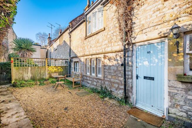 2 bed property, in High Street, £275,000