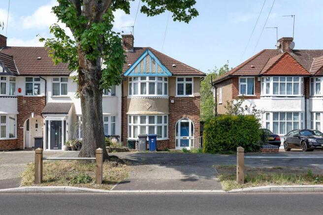 3 bed property, in Hampden Way, £575,000
