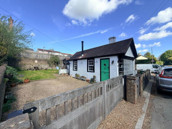 2 bed property, in Lower Green Road, £315,000