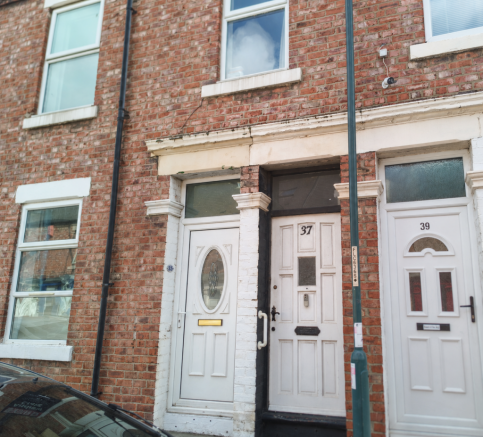 2 bed property, in Marshall Wallis Road, £56,000