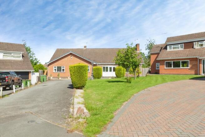 5 bed property, in Hall Close, £550,000