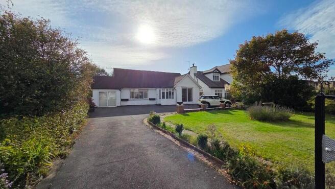 3 bed property, in Clifton Drive, £595,000