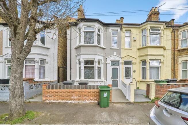 5 bed property, in Westerham Road, £825,000