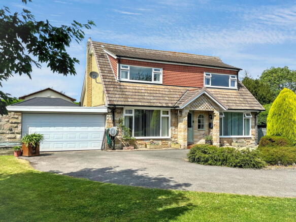 4 bed property, in The Paddock, £615,000