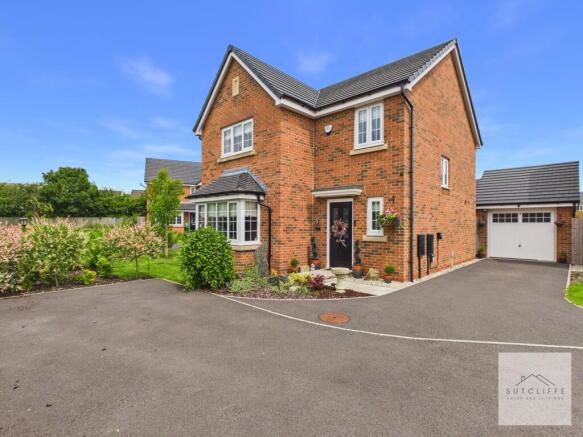 4 bed property, in Holly Court, £400,000