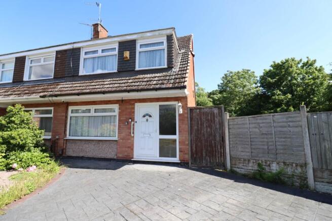 3 bed property, in Airdrie Close, £180,000