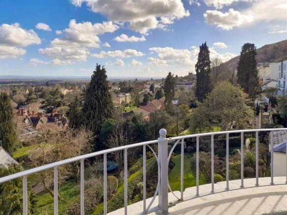 2 bed property, in Worcester Road, £325,000