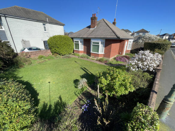 2 bed property, in Barnes Road, £275,000