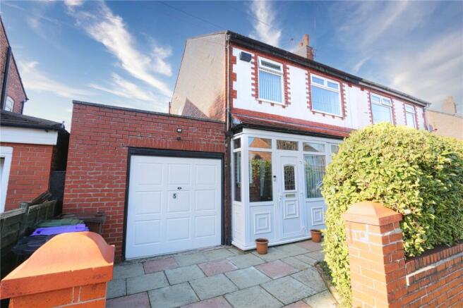 3 bed property, in Hewitt Avenue, £290,000
