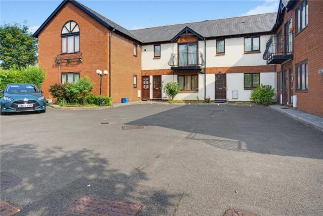 2 bed property, in St. Mary's Court, £185,000
