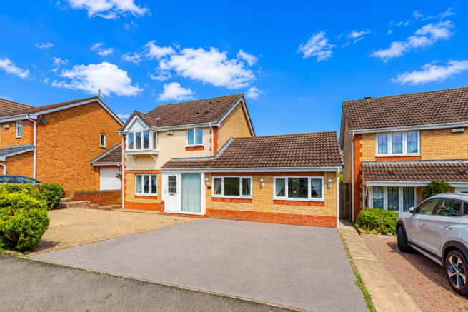 3 bed property, in Ffordd Penrhos, £400,000