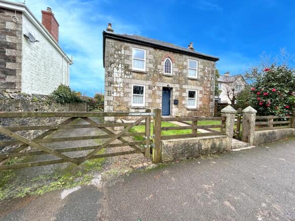5 bed property, in Meneage Road, £450,000