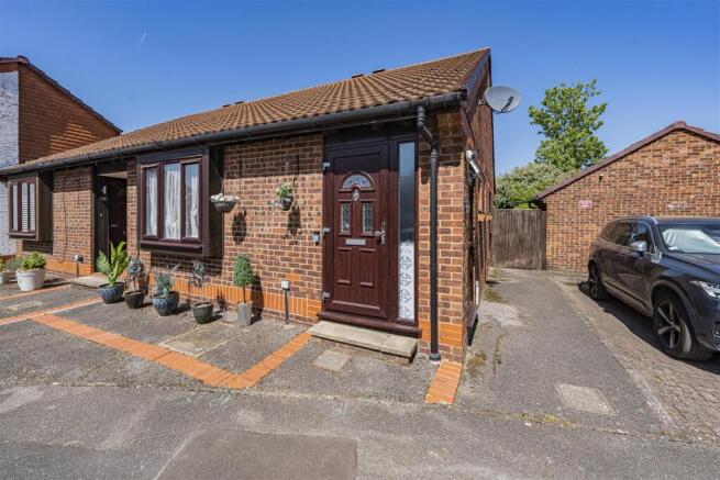 2 bed property, in Cobb Close, £375,000