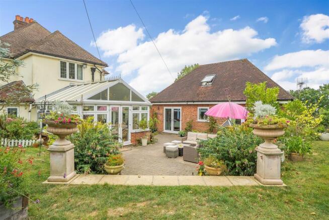 6 bed property, in Canterbury, £885,000