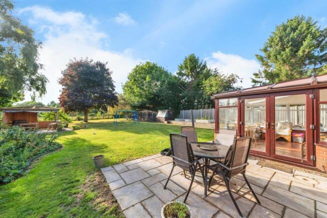 4 bed property, in Main Street, £450,000