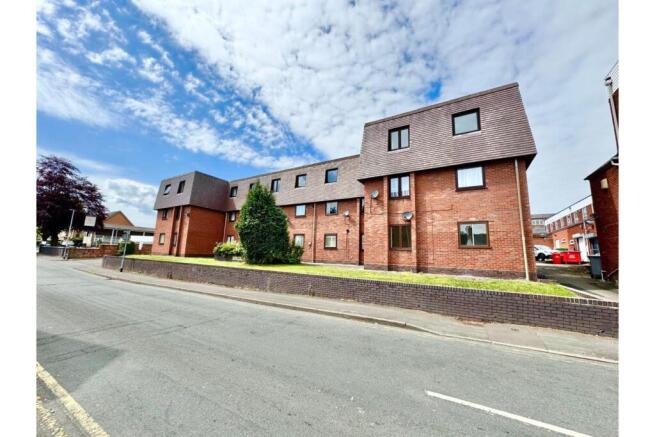 1 bed property, in Eskrett Street, £102,000