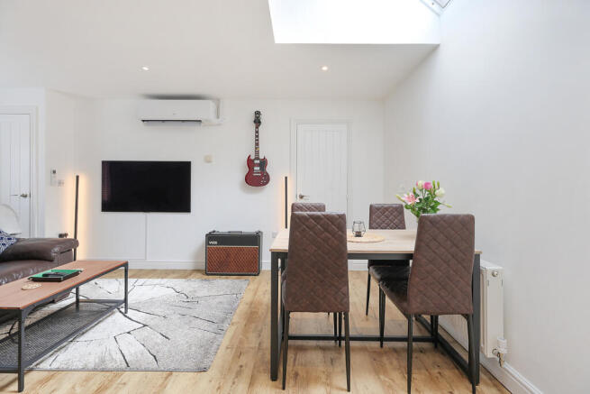 2 bed property, in Meadow Way, £365,000