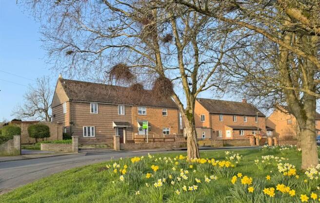3 bed property, in Low Green, £225,000
