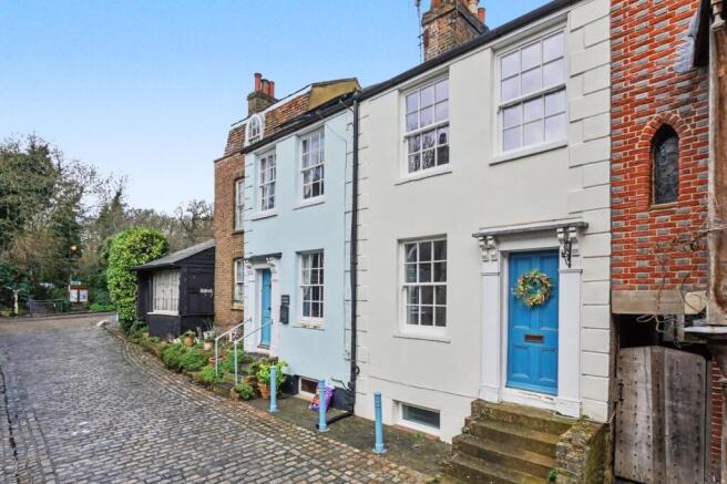 2 bed property, in High Street, £325,000