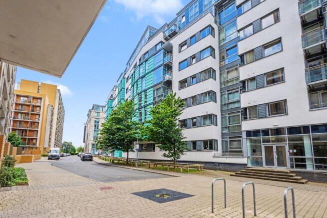 1 bed property, in Ingram Street, £80,000